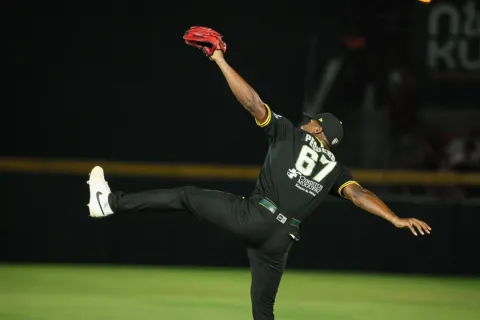 Blanqueada emplumada a domicilio en el estadio Kukulcán.
