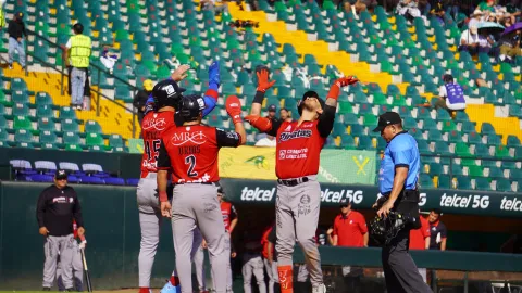 Flores guía a los Piratas al triunfo sobre Pericos.