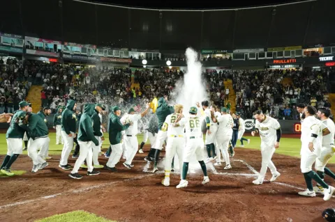 Moisés Gómez se viste de héroe y Pericos barre a León.