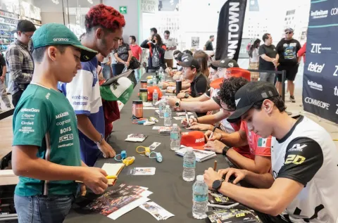 Pilotos de NASCAR México firman autógrafos en Puebla.