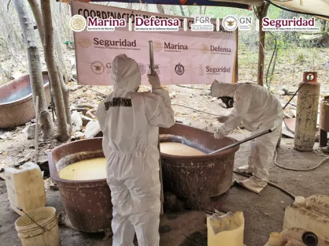 Marina desmantela dos laboratorios clandestinos de metanfetamina en Sinaloa.
