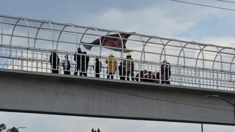Alumnos del Cecyte en Apetatitlán evitan que mujer se aviente de un puente.