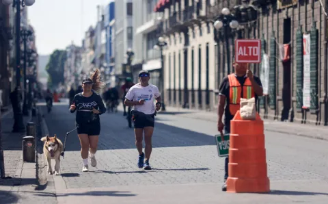 Familias poblanas disfrutan de la Vía Recreativa Metropolitana.