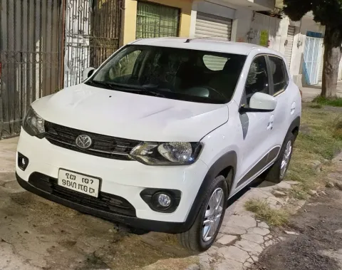 Con lujo de violencia roban un vehículo en San Pedro Zacachimalpa, Puebla.