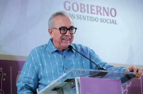 Gobernador con licencia, Rubén Rocha Moya, acude a las instalaciones de la FGR en Culiacán.