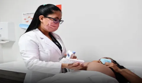 Atención prenatal temprana permite identificar factores de riesgo y complicaciones.