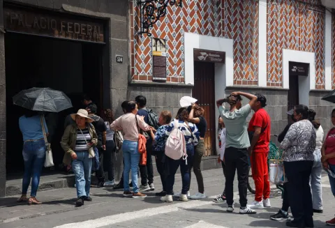 Gran afluencia de contribuyentes en oficinas del SAT en el Centro Histórico de Puebla.