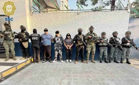 Tras cateo en Iztacalco hay seis detenidos y droga asegurada.