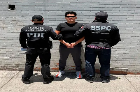 Detienen en la CDMX a líder que defraudaba con autos de lujo.
