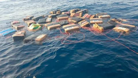 En aguas del Golfo de Tehuantepec, Marina asegura dos toneladas de cocaína.