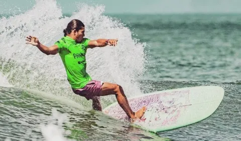 Jonathan Melendres logra plata panamericana en surf.