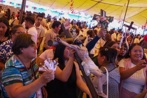 Santa Cruz se viste de fe este tres de mayo en Tlaxcala.