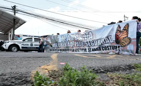 Manifestantes bloquean avenida frente a Fiscalía de Tlaxcala.