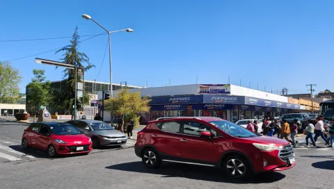 Existe tráfico en la calle 4 Poniente en Puebla por manifestación.