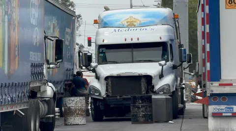 Por poquito y el tren se lleva un tráiler en la ciudad de Puebla.