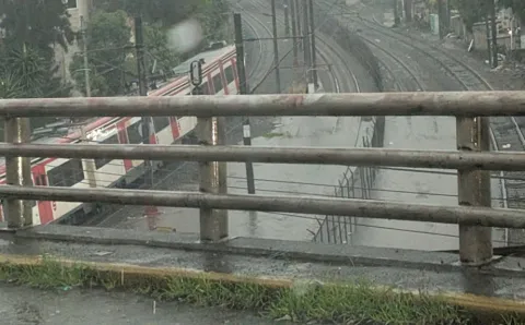 Colapsa barda del Tren Suburbano en Tlalnepantla en el Valle de México.
