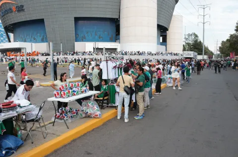 El estadio Cuauhtémoc se viste de verde, blanco y rojo.
