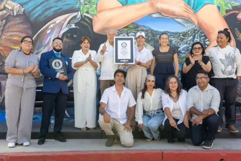 Baja California obtiene Guinness World Record por mural de futbol más grande del mundo.