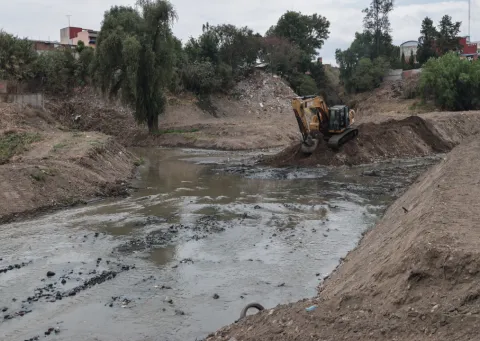 Ayuntamiento de Puebla realiza desazolve en el Puente Negro.