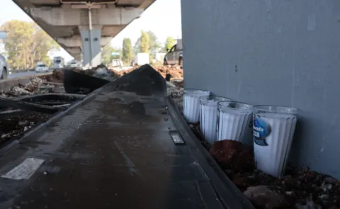 Colocan veladoras donde fallecieron cuatro personas en la Autopista México-Puebla.