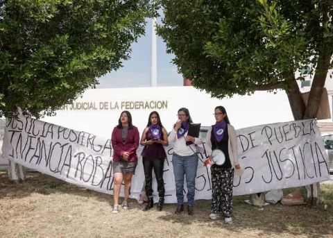 Mujeres en Puebla se manifiestan en el Día Estatal de la Lucha contra la Violencia.