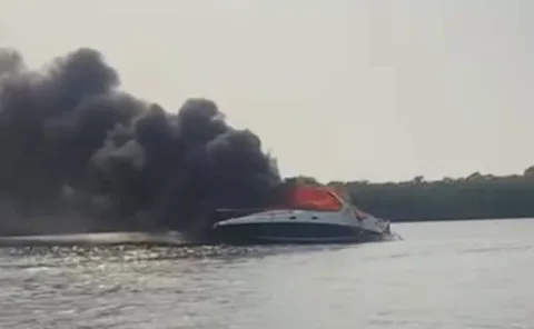 Tripulantes se arrojaron al mar, tras incendio de yate en Veracruz.