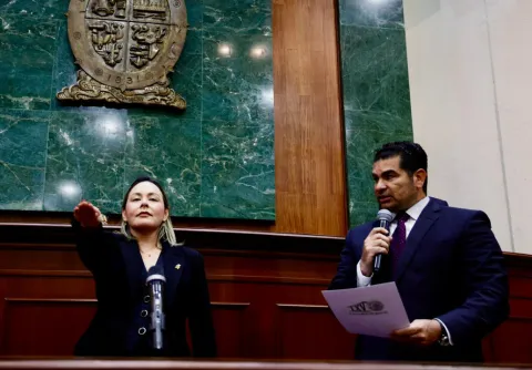 Yeraldine Bonilla Valverde rinde protesta como gobernadora interina de Sinaloa.