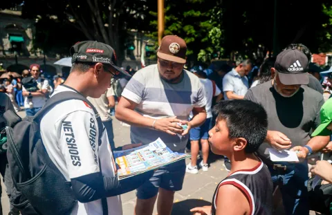Cientos de poblanos llenan el zócalo para cambiar estampas del Mundial.