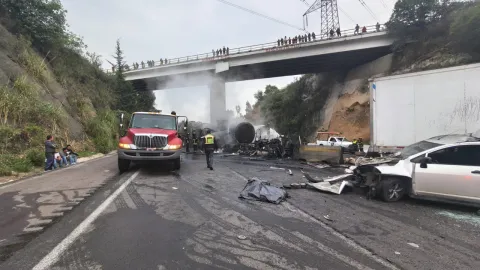 Accidente provoca cierre de la carretera Chamapa-Lechería.