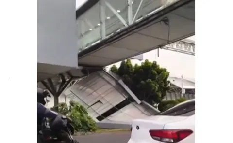 Con Mundial en puerta, se desprende techumbre de puente peatonal en el AICM.