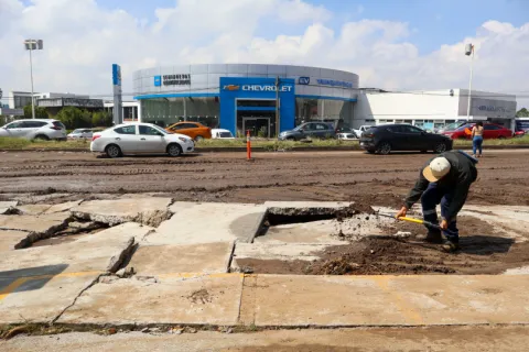 Realizan labores de limpieza tras la fuerte lluvia en Apizaco, Tlaxcala.