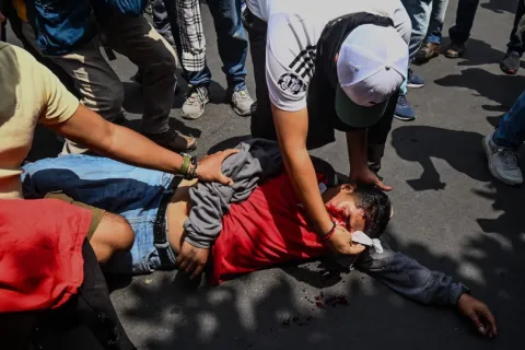 Protesta de la CNTE deja tres maestros heridos en la CDMX.