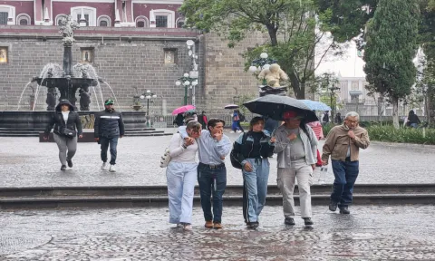 Llega junio y sorprende primera lluvia del mes a los poblanos.