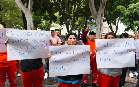 Naranjitas se manifiestan en contra de líder sindical, Salvador Pérez.
