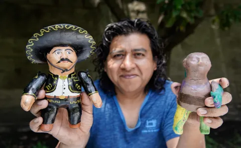 Luis Reyes Ponce, cartonero que rescata la tradición de los panzones en Puebla.