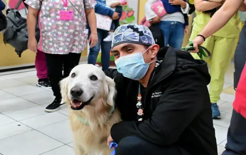 Terapias asistidas con perros fortalecen bienestar emocional de pacientes en el INP.