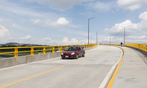Primeros vehículos ya circulan por el Puente de la Transformación en Valsequillo.