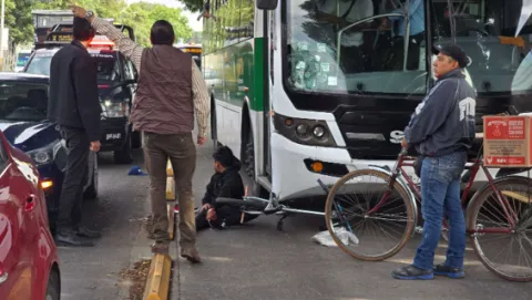 Camión de RUTA en Puebla arrolla a menor de edad en su bicicleta.